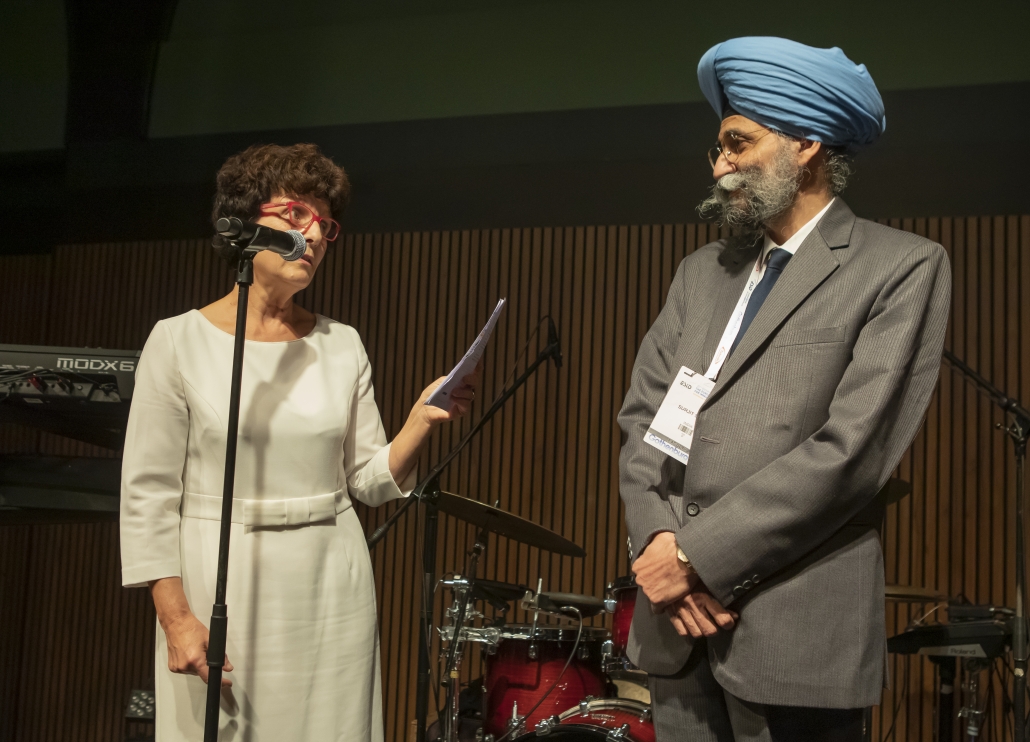 Professor Surjit Singh and Martine Pergent at IPOPI's prize ceremony at the Global Patients Meeting 2022.